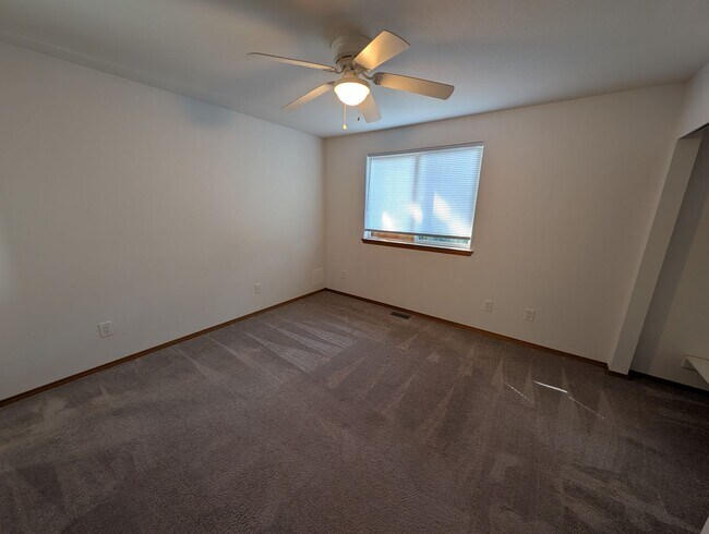 Building Photo - Well Maintained PO 3 Bedroom, HUGE FENCED ...
