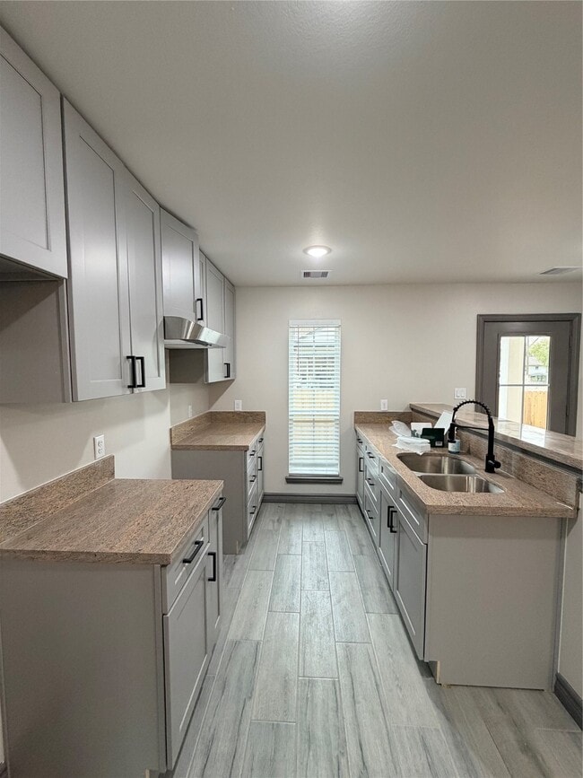 Building Photo - 5400 Pine Ave