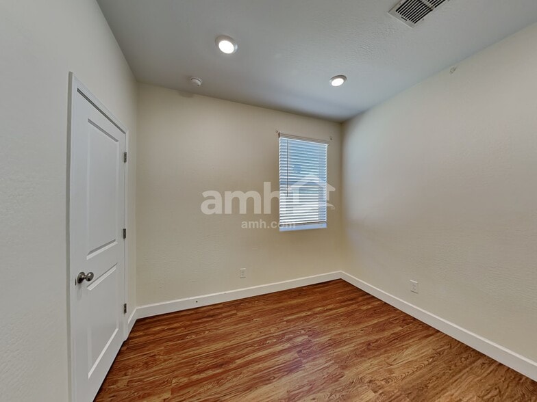 Building Photo - 5913 W Columbine Dr