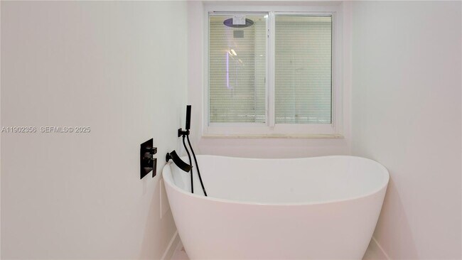 Building Photo - 933 NE 24th Ave