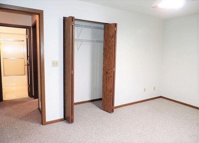 Building Photo - $ 1,095| 2 Bedroom, 1 Bathroom CONDO | PET...