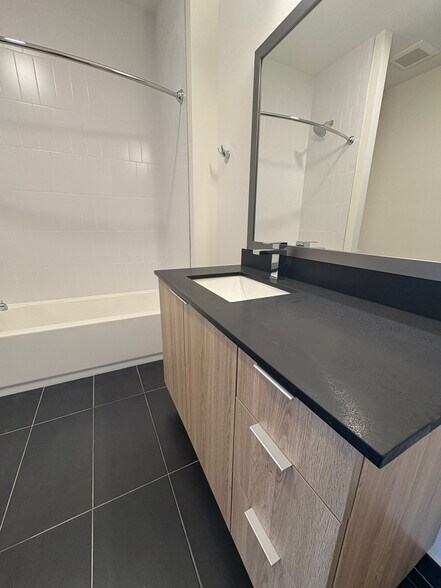 Building Photo - 981 E 27th St