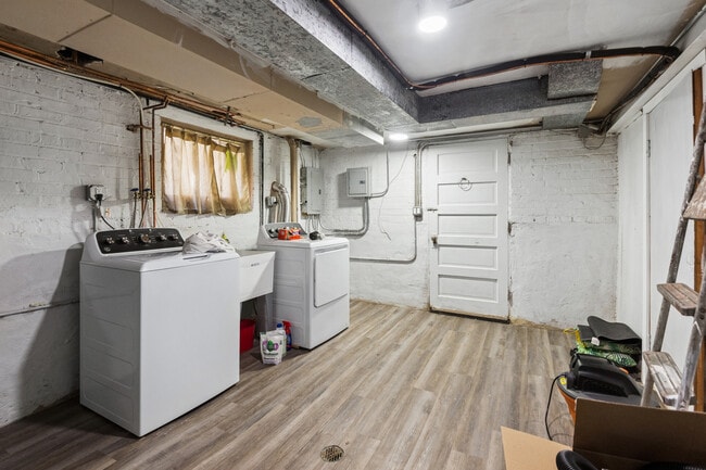 Building Photo - 5266 N La Crosse Ave