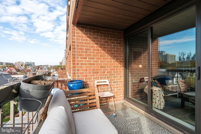 Building Photo - 200 Lombard St