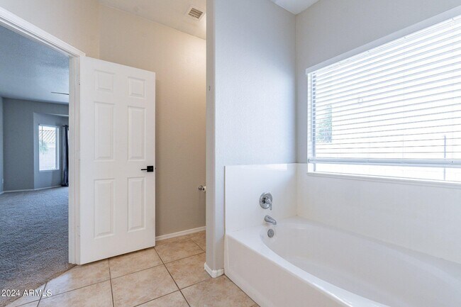Building Photo - 1245 E San Carlos Way
