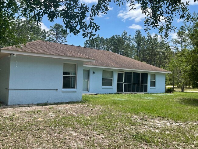 Building Photo - 3 Bedroom 2 bath 2 Car Garage situated on a large Corner Lot in SW Ocala
