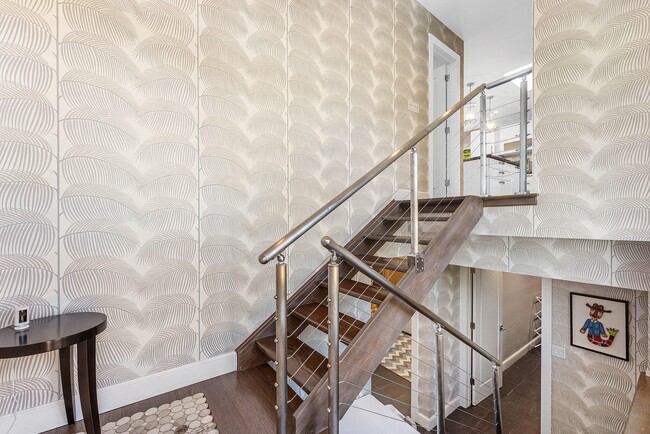 Building Photo - 811 Palm Trail