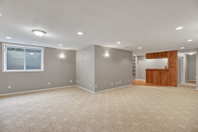 Building Photo - Spacious and Convenient – 3 Bedroom / 3 Ba...