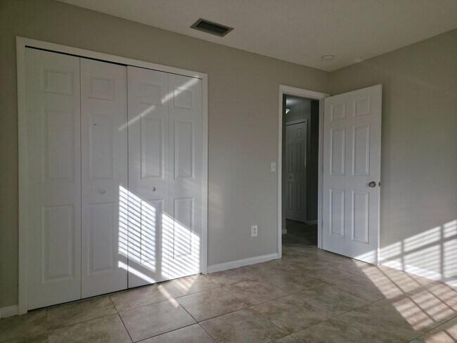 Building Photo - Freshly Updated 2/1 House with Garage in Deltona!