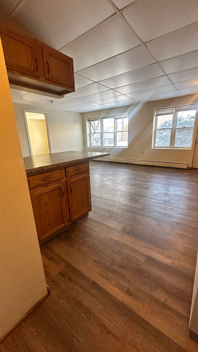 Building Photo - 324 Main St