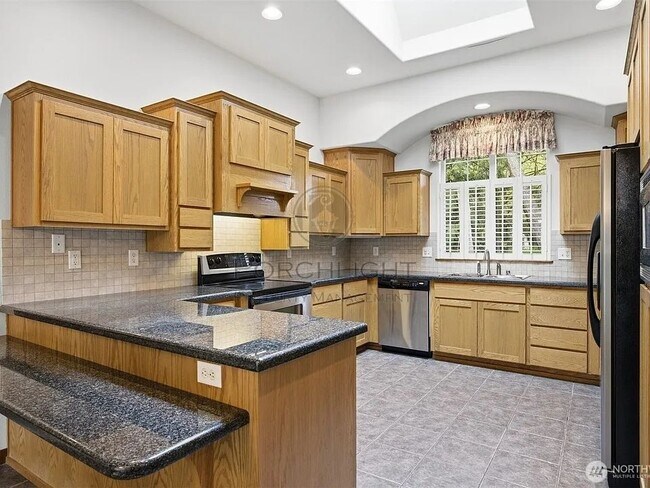 Building Photo - 237 Creekview Crest