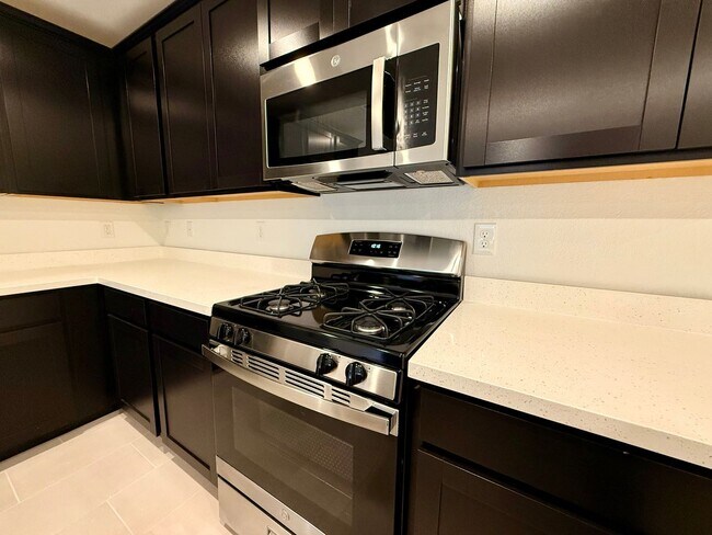Building Photo - BRAND NEW 3 BED 2.5 BATH 2 BALCONY 2 CAR GARAGE TOWNHOUSE IN HENDERSON FOR RENT!!