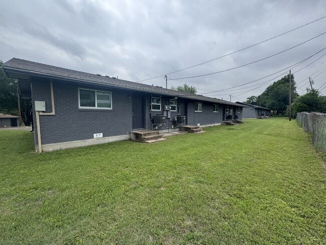 Building Photo - 2810 Cedar Cir