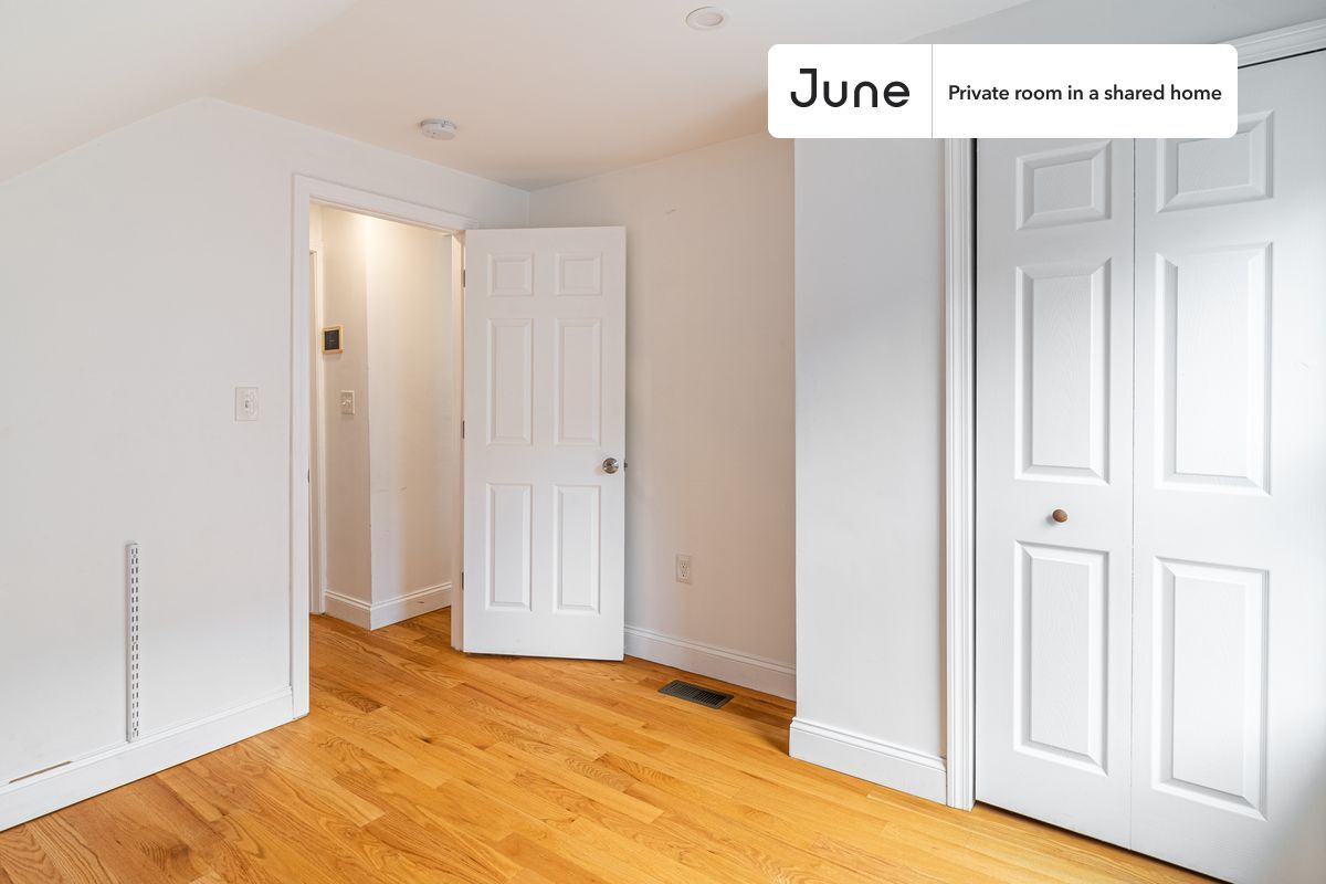 Building Photo - Room in Shared 6 bed/2 bath home
