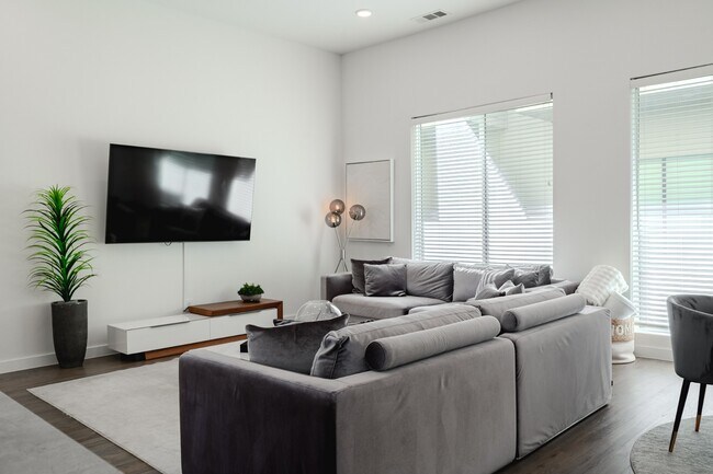 Building Photo - Modern Townhome with Gated Private Lawn & Dual Primary Suites & 2-Car Garage | Knox-Henderson / L...