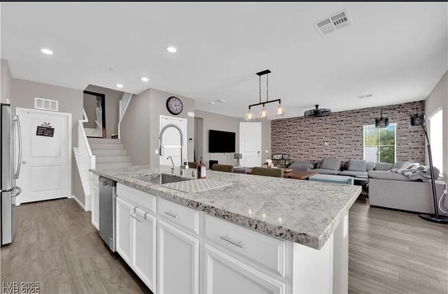 Building Photo - 2205 Ozzy Ave