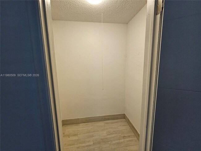 Building Photo - 4621 SW 33rd Ave