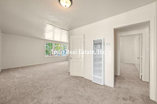 Building Photo - Nice 3 Bedroom PIttsburg with a big back yard