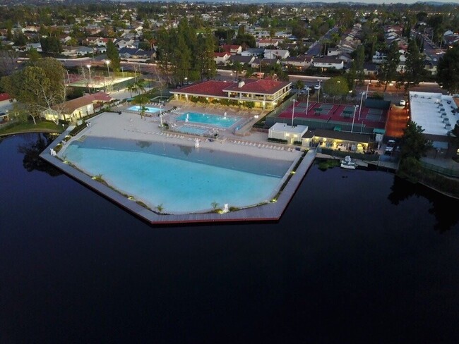 Building Photo - Beautiful 5 bedroom 2.5 bathroom sitting r...