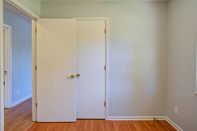 Building Photo - Very nice 4 bed 3 and a half bath home close to Boone Lake