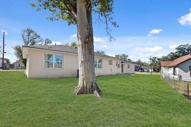 Building Photo - 712 E Kuehn St