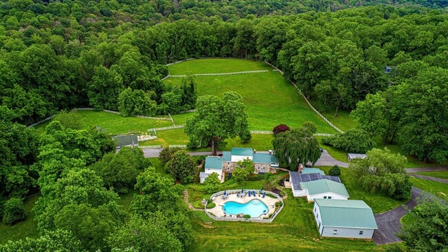 Building Photo - 607 E Wheel Rd