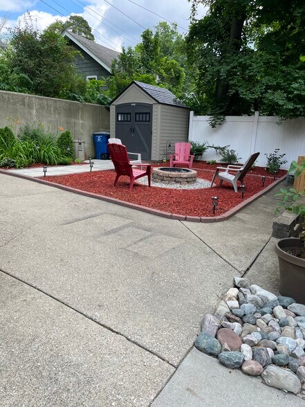 Shared back yard - 1720 Orchard St