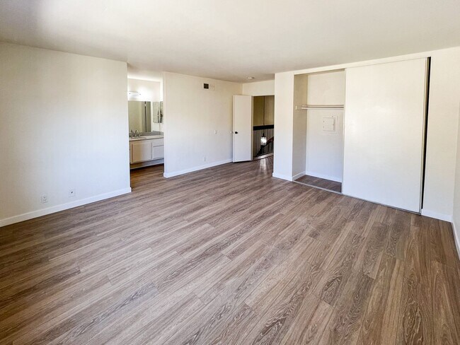 Building Photo - Beautifully Updated 3 Bed, 2.5 Bath La Jolla Townhome – Bright, Spacious, & Perfectly Located!