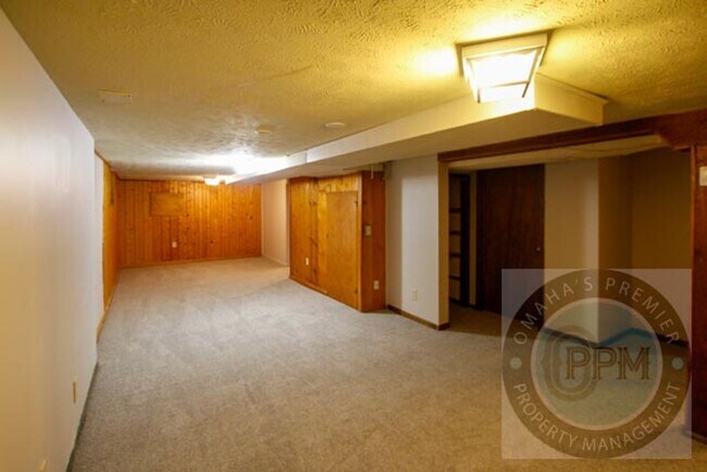 Building Photo - Spacious 4bd/2Ba Home