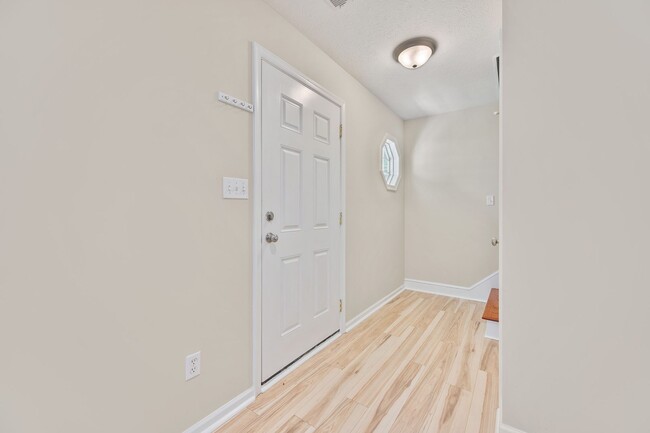 Building Photo - 4 Bedroom Home in Lynchburg