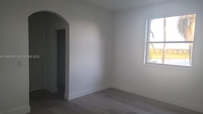 Building Photo - 571 SE 37th Pl