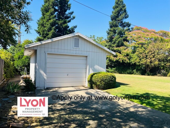 Building Photo - Darling, Spacious 3/2 House in Elk Grove w...