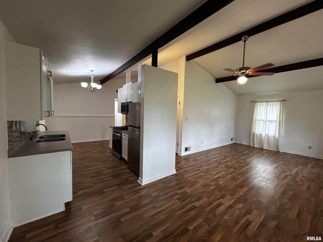 Building Photo - 1328 Hilltop Dr