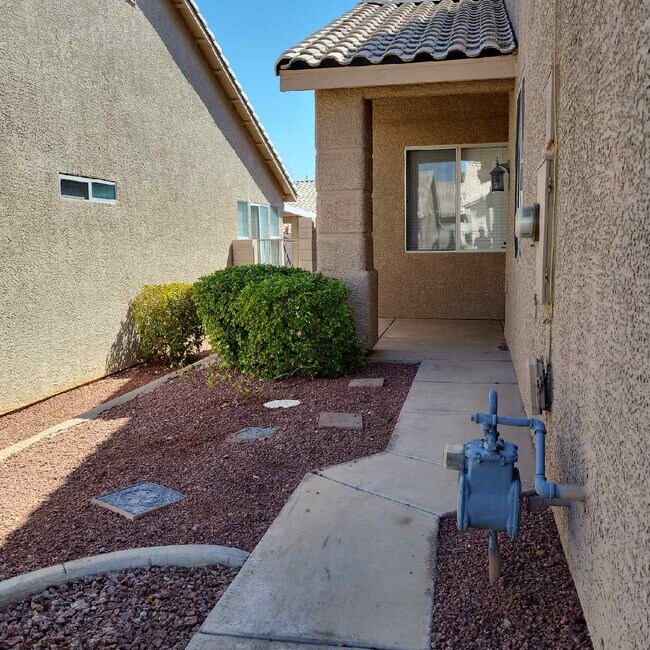 Building Photo - 198 Crown Imperial St