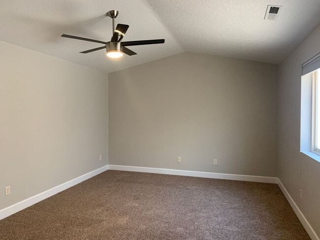 Building Photo - Townhome in Highly desired  Camas -Lacamas...