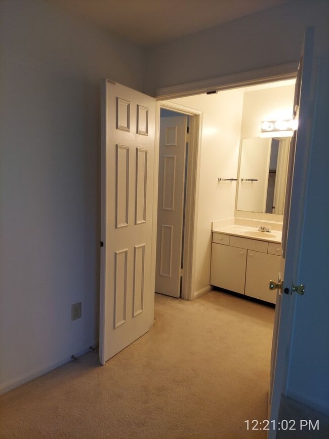 Building Photo - Spacious And Sun-Filled 3 Bedroom 2.5 Bath...