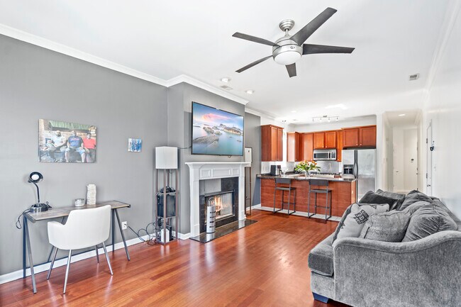 Building Photo - 2539 W Warren Blvd