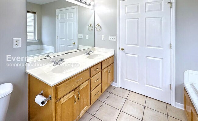 Building Photo - 3 Bed, 2 Bath Home with Garage / Pet-Frien...