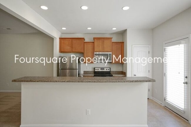 Building Photo - Townhome | Washer/ Dryer Included | Back P...