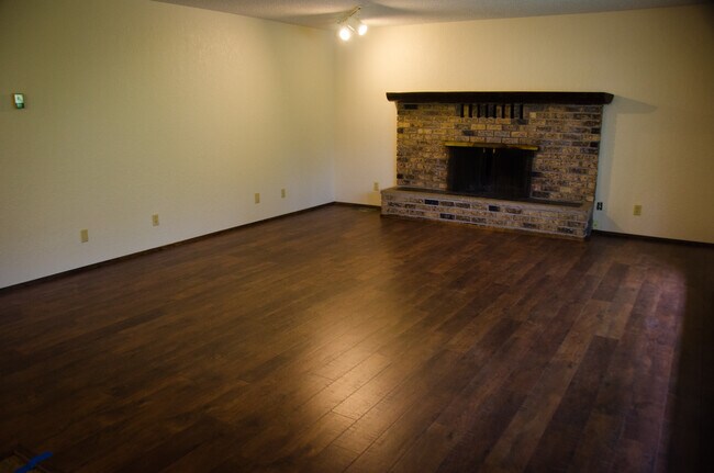 Living room and fireplace - 11839 Glenwood Rd
