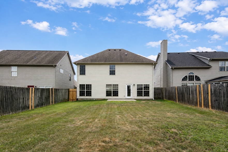 Building Photo - 565 Wellington Gardens Dr