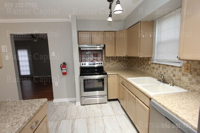 Building Photo - 3 Bedroom 1 Bath corner townhouse in Sickl...