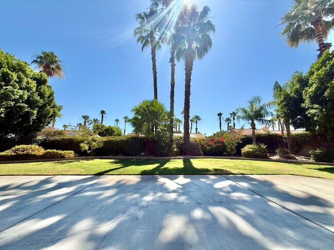 Building Photo - AVAILABLE NOW!! GORGEOUS 2 BEDROOM 2 BATHROOM Home in Palm Desert!