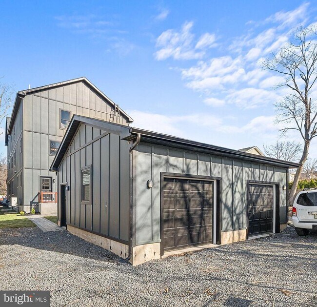 Building Photo - 705 Preston Ave