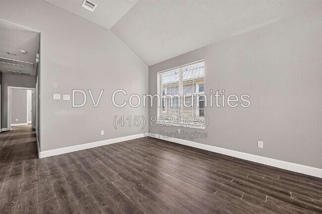 Building Photo - 1204 3rd St