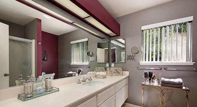 Building Photo - "Charming 1-Bedroom San Fernando Apartment with Modern Granite Touches!"
