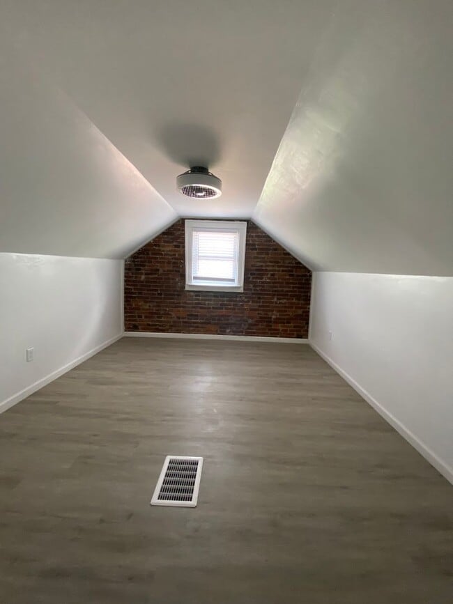 Building Photo - Charming 3 Bedroom Home!