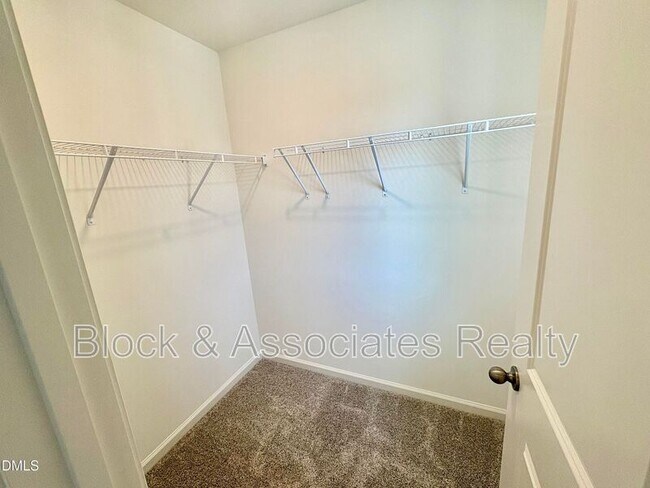 Building Photo - 2040 Oakdale Dr