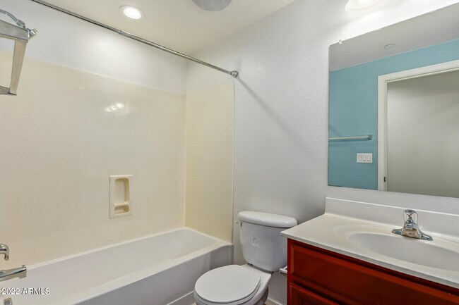 Building Photo - 2948 N Evergreen St