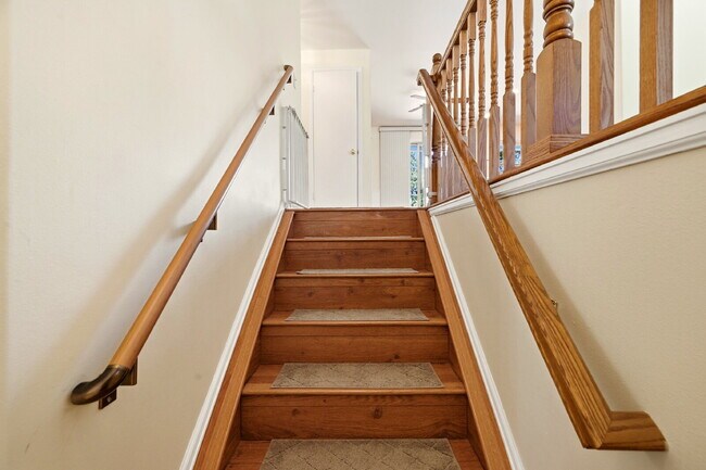 Building Photo - $1,995.95 4-bed, 1.5 bath, located in Colorado Springs with a large back yard